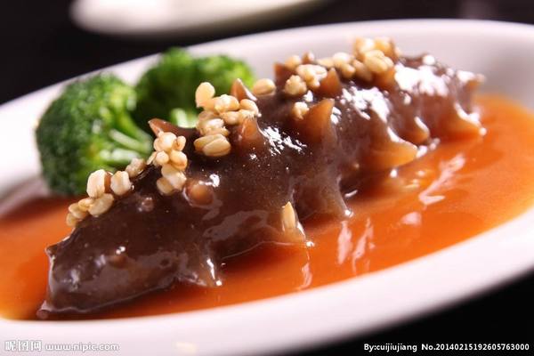 葱爆海参是一道汉族传统名菜,属于鲁菜中的代表菜品.
