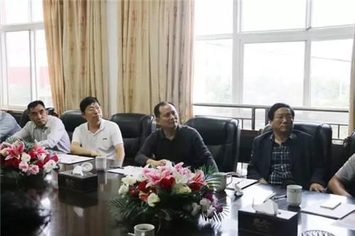 南阳市宛城区区长樊牛,区政协副主席李强等陪同参观