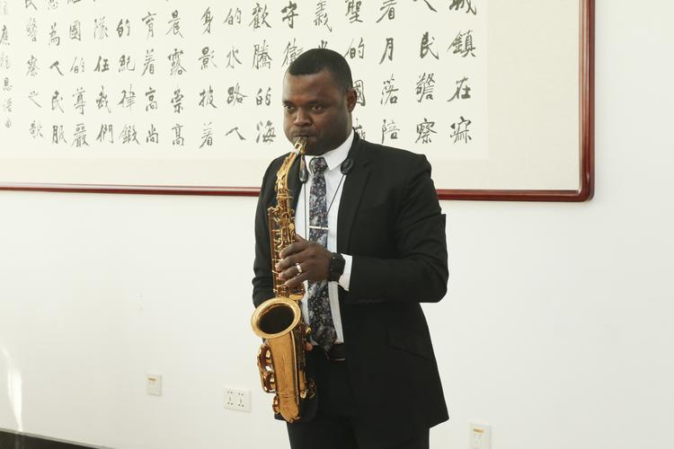 单大国副院长慰问在校警务硕士留学生