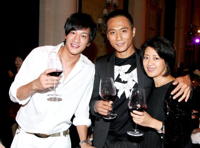 左起:何润东,刘烨,dfs中国代表处总经理王方芳女士.