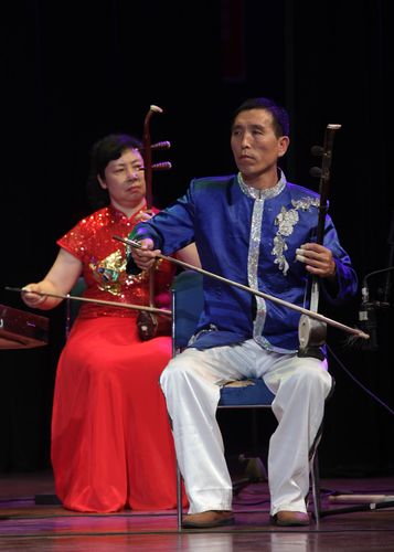 长子鼓书金镖记和抢毡帽等节目在潞州剧院表演