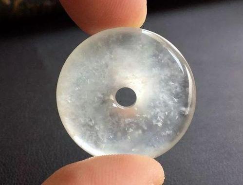 判断一块翡翠的种是否够老,其实主要看的是它内部晶体的排列疏密程度