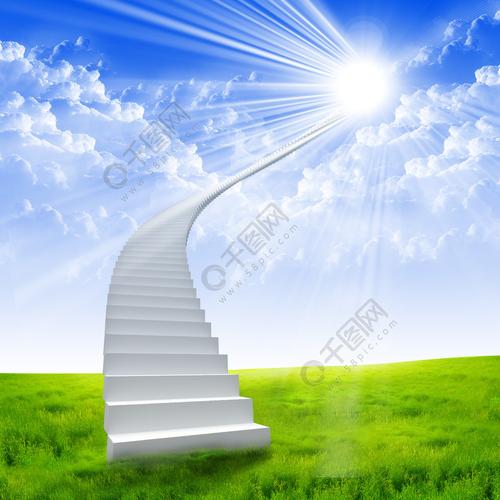 延伸到明亮的天空的白色梯子以绿草为背景通往天堂之路的象征
