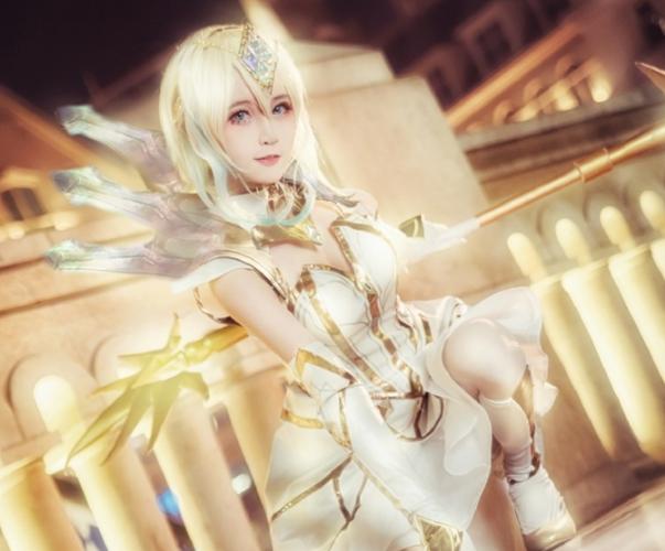 《英雄联盟》拉克丝cosplay,强势吸睛的小姐姐,俏皮可爱
