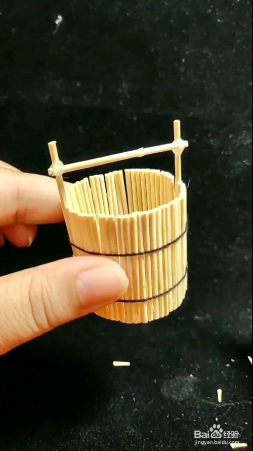 手工/爱好 > 手工艺  2 准备几根牙签,首先剪掉其中一头比较尖的部位