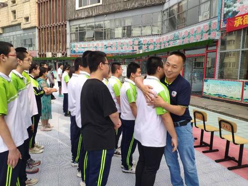 耐心细致的老师,毕业之际,毕业班的老师向2020届博骏双语学校的毕业生