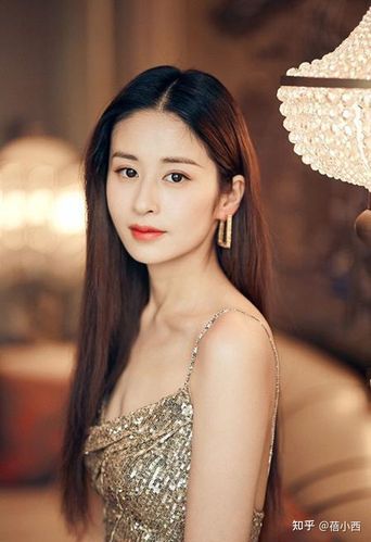 颖儿从不追求丰满身材,穿亮片吊带裙配长直发,一般人穿不出气质