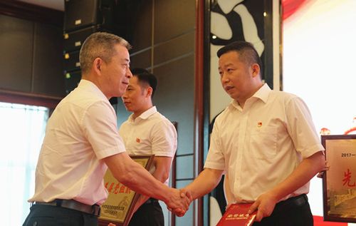 刘昌贵主任为"先进基层党组织,优秀党支部书记,优秀共产党员"颁奖