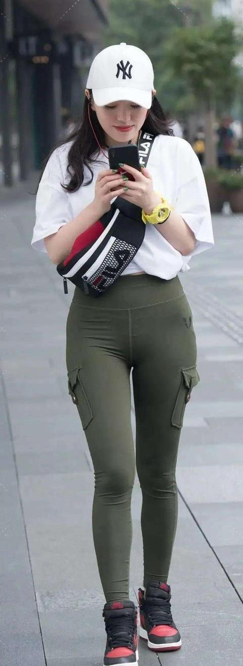 街拍美女紧身裤美女穿出自傲又理性的美