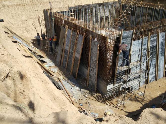 蓄水池支池壁模板,消防路挖路基土