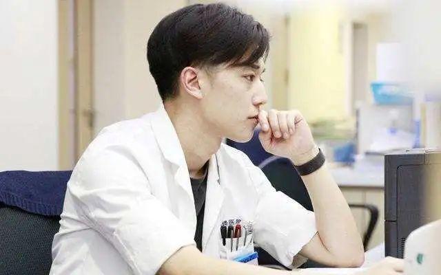 集众多优质buff于一身的医生,成为了继帅气警官,精英律师以后,又一个