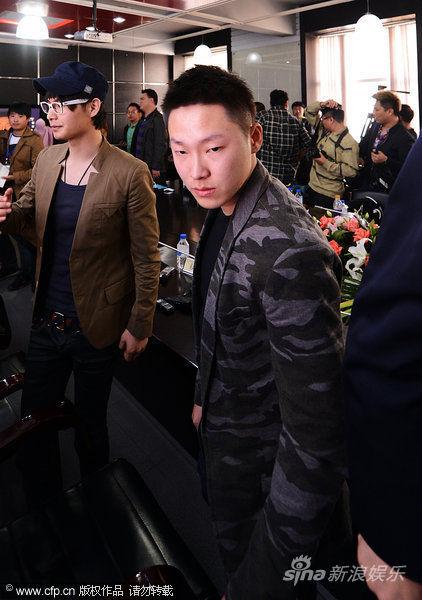 中国好声音冠军梁博回乡受热捧(组图)