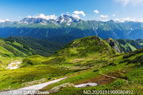 蓝天下的大山美景高清摄影图片_大图网图片素材