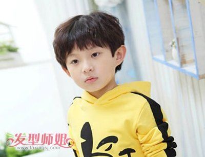 小男孩时尚娃娃头发型