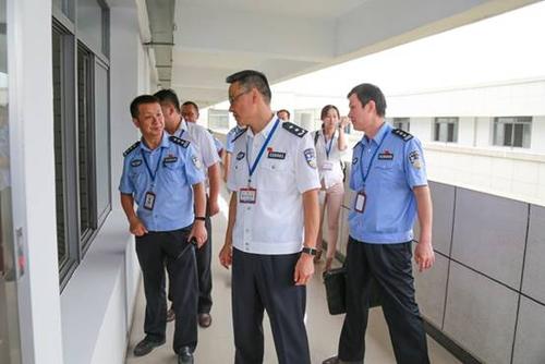 铜陵文明网:市看守所开展"公安局长当一天看守所所长"活动体验民警
