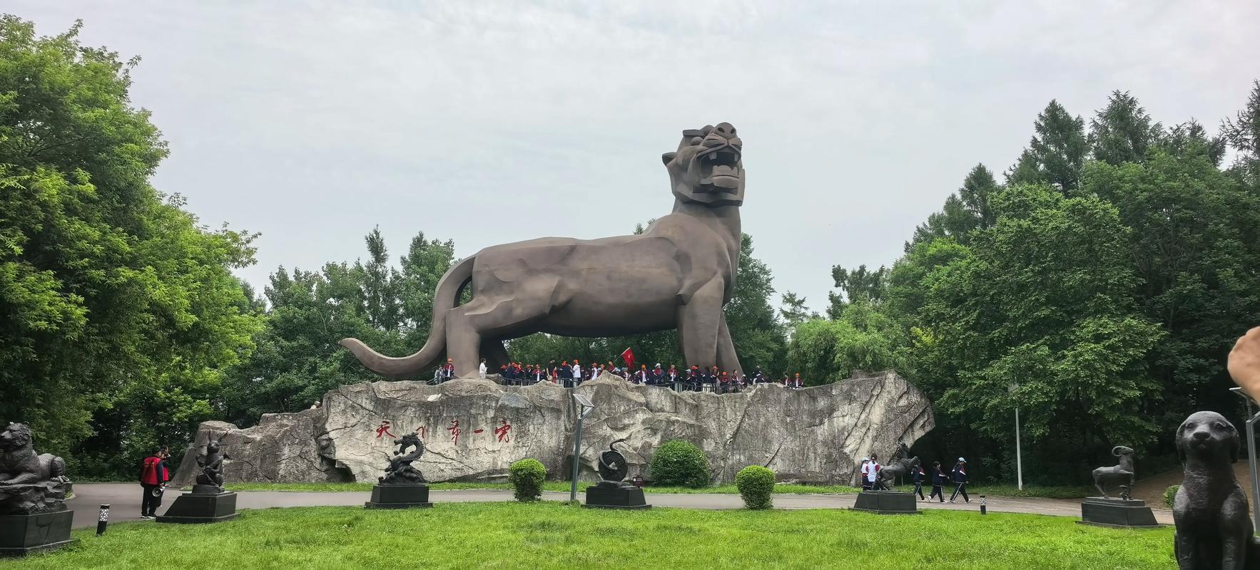 天下第一虎,位于虎头山顶,与俄罗斯达里涅列钦斯克市隔江相望