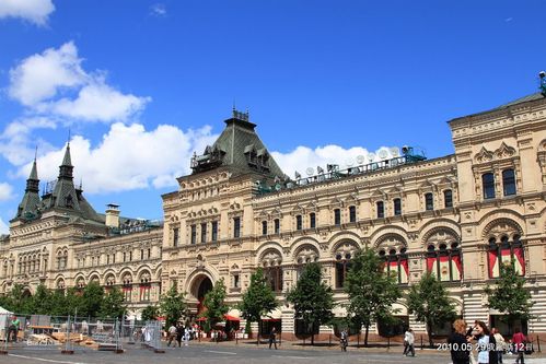 广场上矗立着三座金顶大教堂,旁边以15世纪建成的大克里姆林宫最为