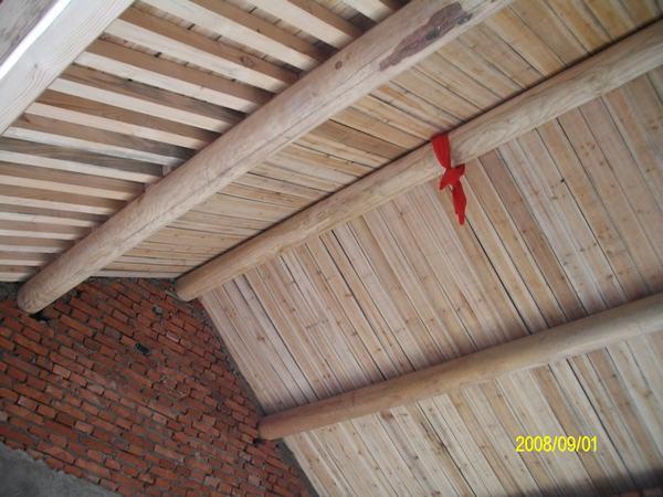 砖木结构起脊屋顶.