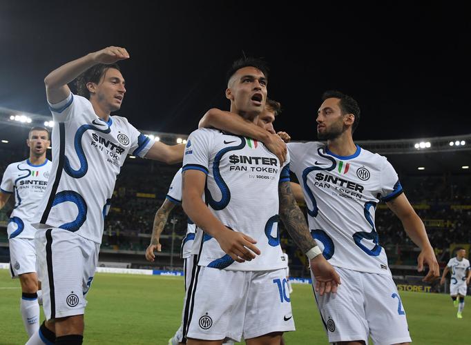 8月27日,国际米兰队球员劳塔罗·马丁内斯(右二)在比赛中庆祝进球.