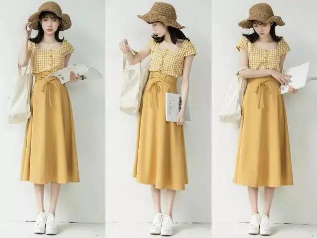 记得t恤要往裙子里面塞起来,这样才能轻松拉长整体身材比例,矮个子很