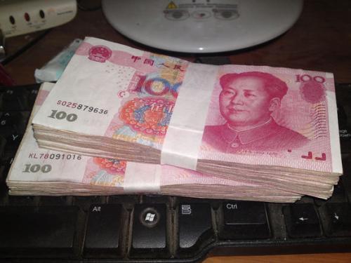 流浪土狗为报收养之恩,竟偷邻居20000元给我,邻居却不