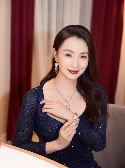 47岁小陶虹罕见秀身材穿鱼尾裙火辣迷人奔五女人也是一枝花