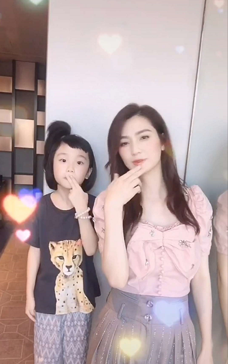洪欣穿粉衣秀可爱舞姿6岁女儿出镜像张丹峰