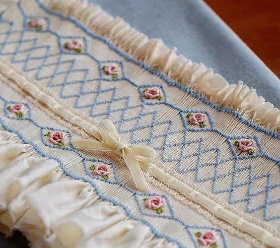 手工缩褶绣,先机器抽褶,再手工刺绣