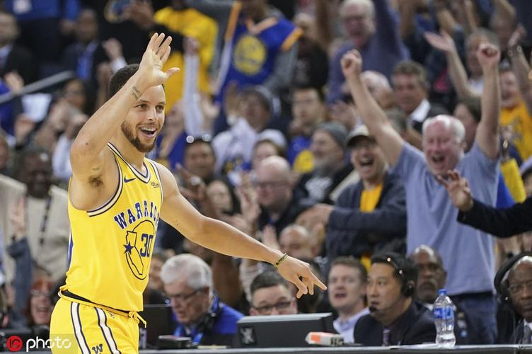 库里戴眼镜被美国网友疯狂吐槽!庆贺