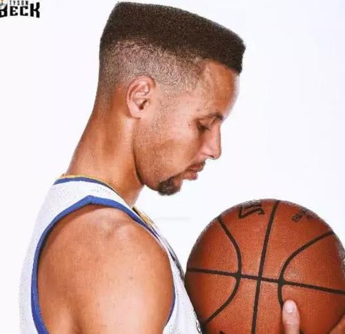 库里清秀的面庞,一直都是短发,看起来像个小学生.