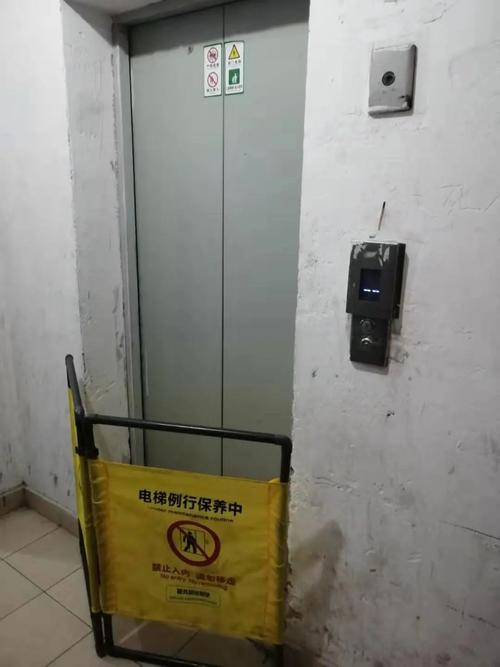 "电梯故障了!"一通紧急电话,松江这群人立刻赶到现场