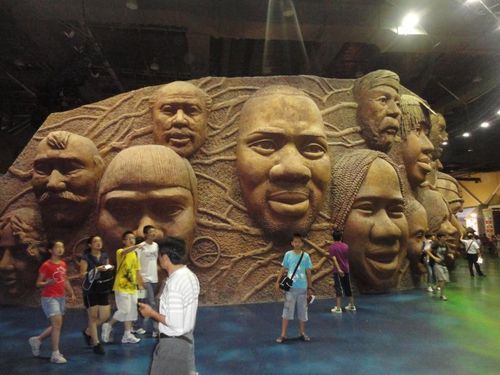 这是非洲联合馆里一个巨大的石雕,一圈都是人头,呵呵,真的很大.