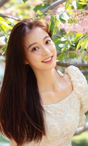 21岁的领诵冯琳火了,甜美穿搭好平漂亮,千里挑一,杨澜