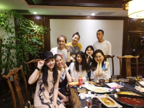豆得儿和女同学亲密合影,照片中豆得儿笑容甜美,心情非常不错.