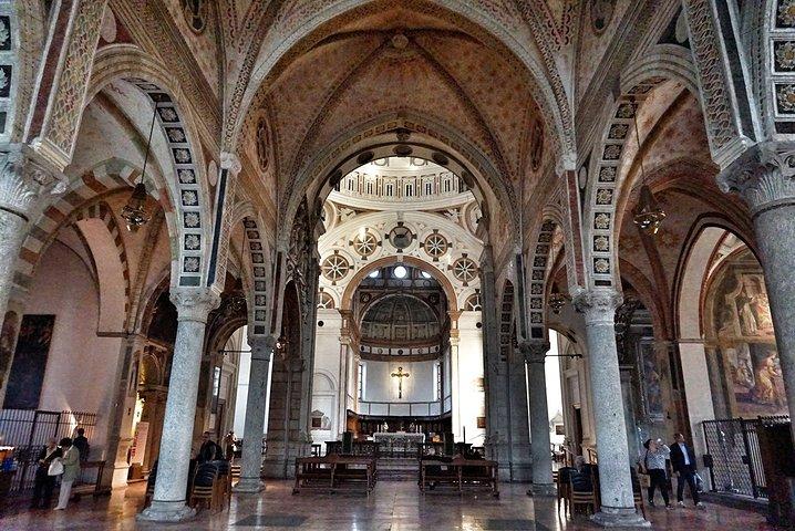 教堂内部是免费参观的,但请依旧,保持安静!只能是~擦肩而过了!