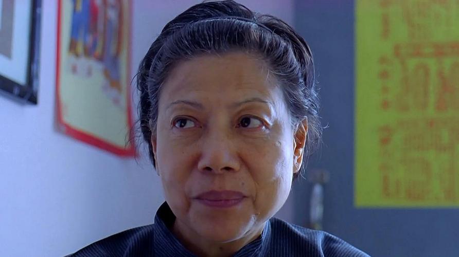 速看经典惊悚片《生人勿近之问米》,龙婆真是太厉害了,帮人问米