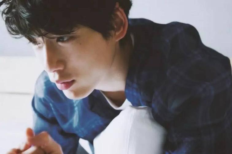 姓名:坂口健太郎 生日:1991年7月11日 职业:模特,俳优 身高:183cm