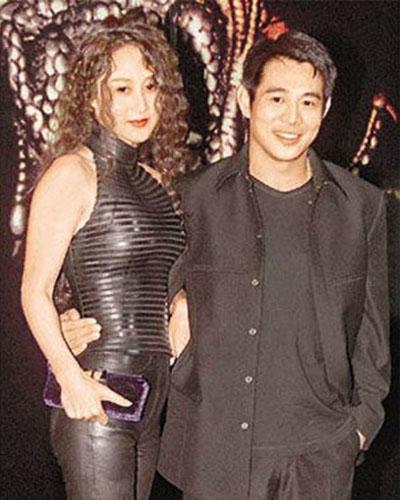 李连杰妻子利智近照曝光 隐退多年性感美女变温婉人妇