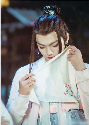 当明星化身女装大佬,王俊凯任嘉伦还好,看到许凯侯明昊:美呆了