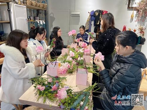 农发行遂川县支行开展插花活动图