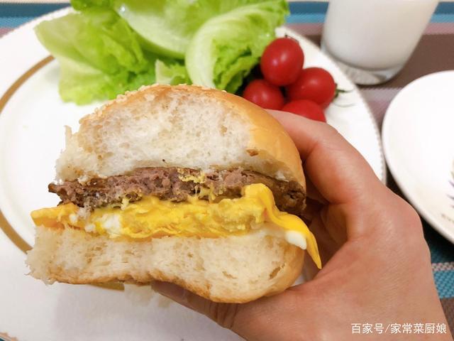 教你做出比麦当劳还好吃的麦香猪柳蛋汉堡