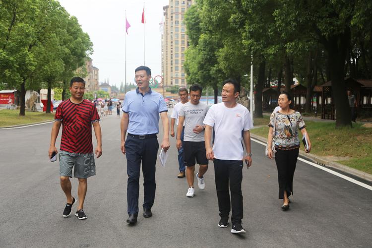 仙桃市教育局局长蔡涛在李小双运动城调研