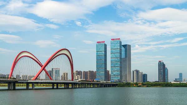 艾溪湖大桥(ai"xi lake bridge)是中国江西省南昌市境内连接青山湖区