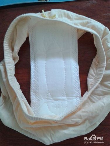 女孩使用卫生巾演示