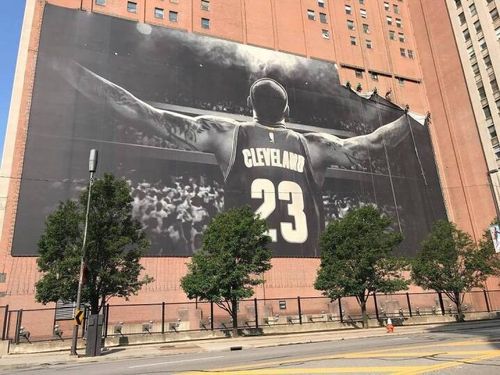 数百名当地球迷前往詹姆斯在克利夫兰的巨幅海报前合影