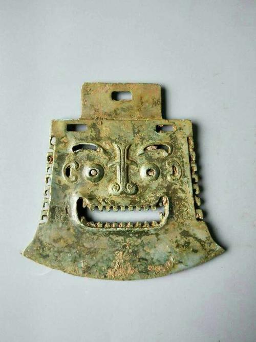 青铜人面钺和镶嵌翡翠铜斧头鉴定详情