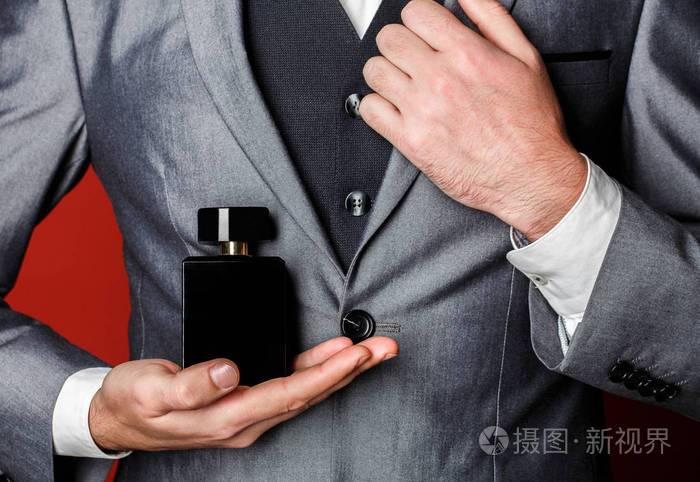 有钱人喜欢昂贵的香味.男人闻香水.香水或古龙水瓶子.时尚古龙水