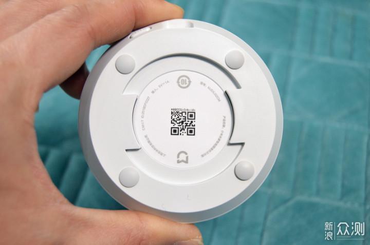 摄像机的底部有4颗软质垫脚,中间部分是倒装的卡扣设计,还有二维码的