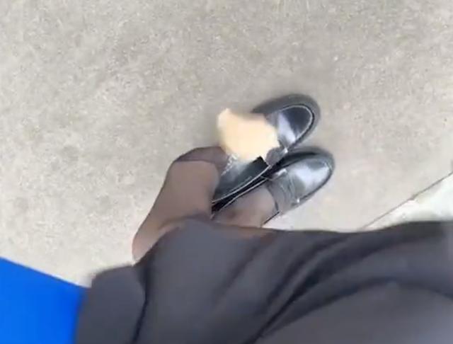 那我走?吉林一女子吐槽风大,脱鞋晒丝袜叠船袜,结果上演追袜记