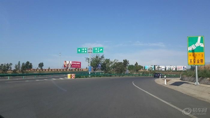 走的环城高速(免费),围绕赤峰市有六个口可以上下,从赤峰西下走g111线